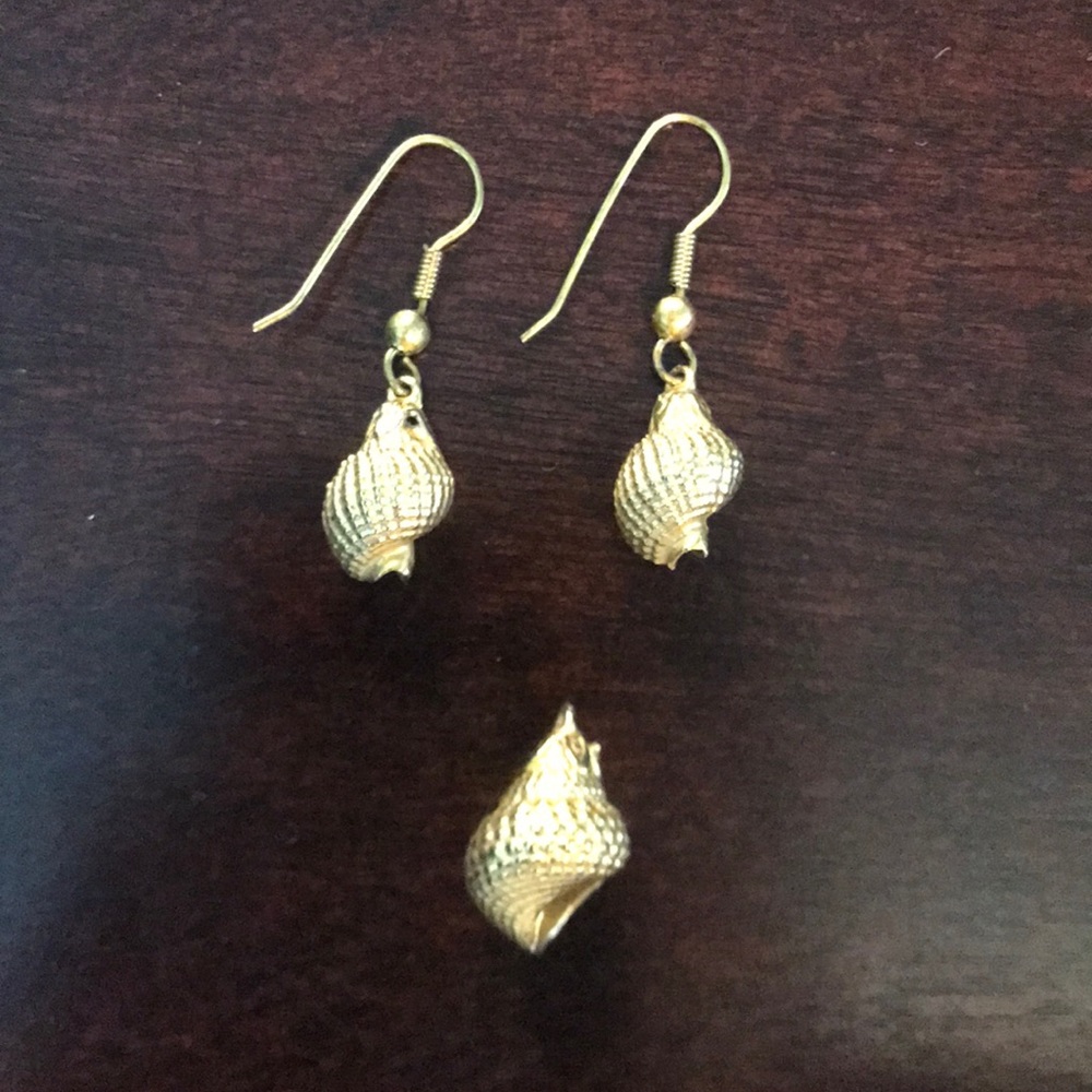 Cute and petite shell earrings & pendant